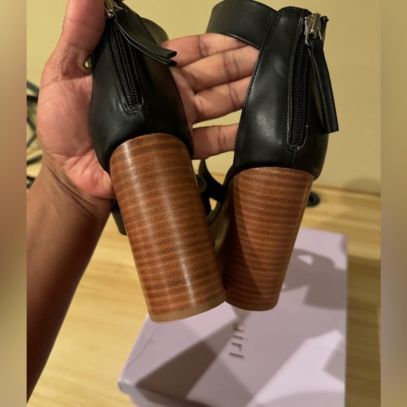 MADDEN GIRL Clyde City Sandals - Picture 12 of 13